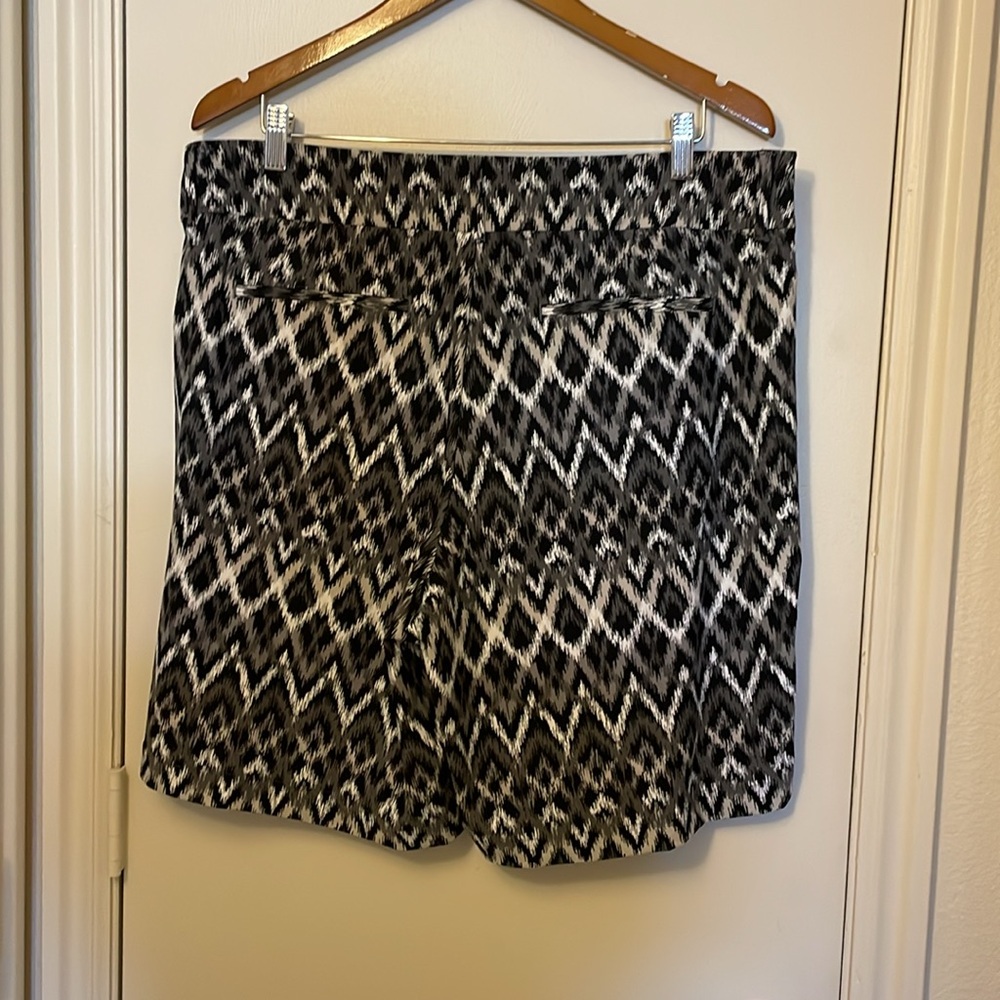 SPANX NWT “Ikat” Black and White Geometric Bermudas